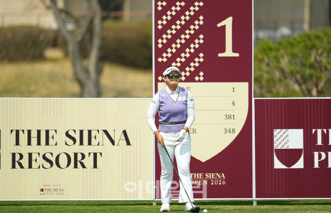 리슈잉,첫 홀 공략지점을 본다                                                                                                                                                                      