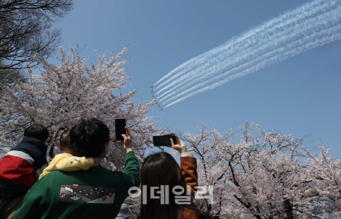 여의도 봄꽃축제, '블랙이글스의 축하 비행'                                                                                                                                               