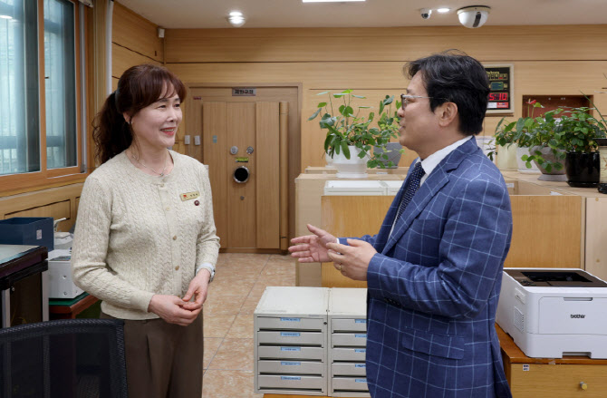 "그 대출, 사기입니다"…우체국 창구서 지켜낸 70대 어르신의 '재산'