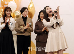 [포토] 노래하는 윤서령                                                                                                                                                                                  