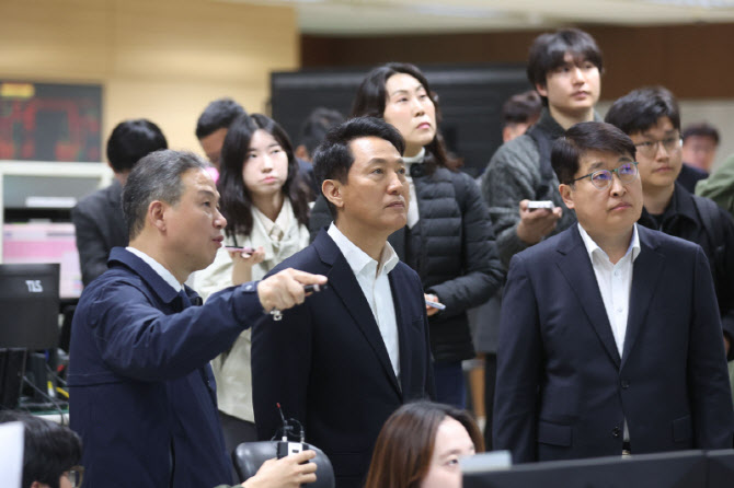 관계자에게 CBTC 관련 설명 듣는 오세훈 시장                                                                                                                                                        