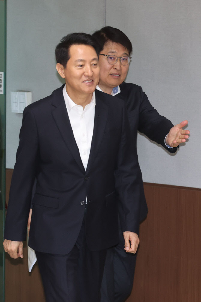 관제센터 들어서는 오세훈 시장                                                                                                                                                                     