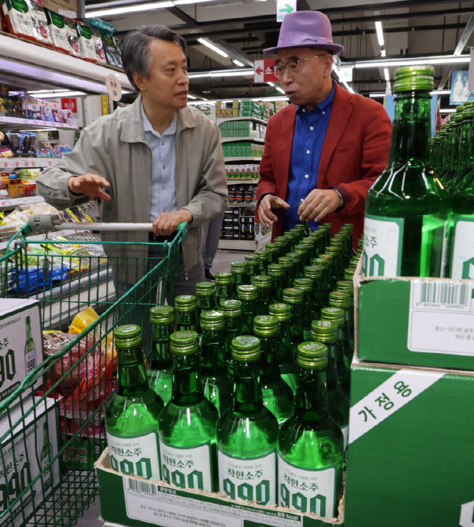 '착한소주 990' 설명하는 조웅래 선양소주 회장                                                                                                                                            