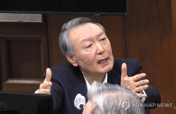 '체포방해 혐의' 尹 징역 10년 구형…尹 "정치자금 받은 것도 아니고"(종합)