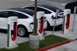 美휘발유 가격 갤런당 4달러 넘자…판매 급증한 ‘이것’