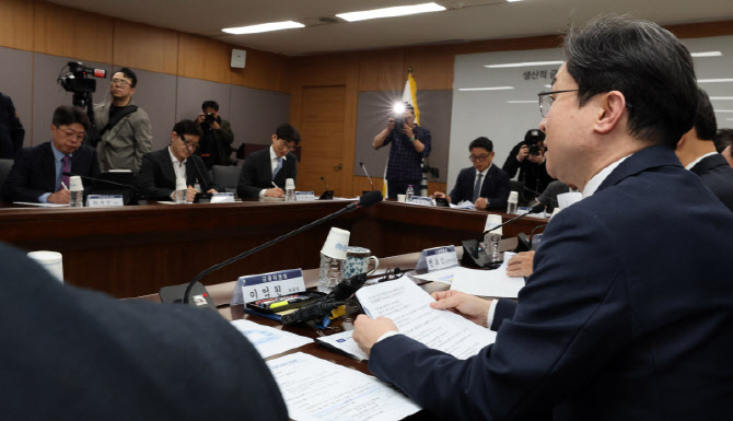 중동상황 피해업종 관련 산업·금융권 간담회에서 발언하는 이억원 금융위원장                                                                                                                         