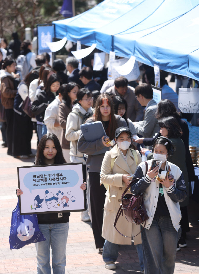 숙명여대, 간식 배부는 포장재 없이 에코백에 전달                                                                                                                                                   