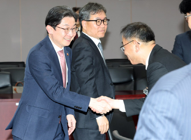 [포토]중동상황 피해업종 관련 산업·금융권 만난 이억원 위원장