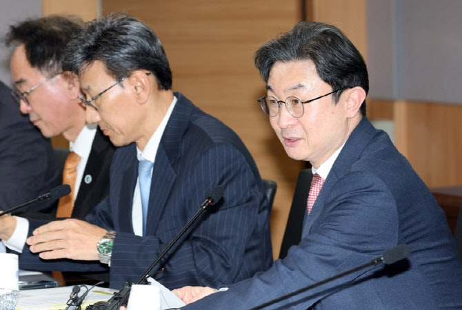 [포토]중동상황 피해업종 관련 산업·금융권 간담회 주재하는 이억원 위원장