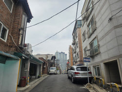 “시장서 장사해 겨우 사는데 이자 폭탄”…면목 빌라촌의 눈물[르포]