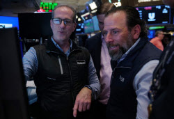 국제유가, 트럼프 ‘사실상 휴전’ 선언에 16% 급락…나스닥 선물 2.4%↑(종합)