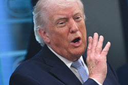 [속보] 트럼프 “호르무즈 선박 정체해소 지원…큰 수익 창출될 것”