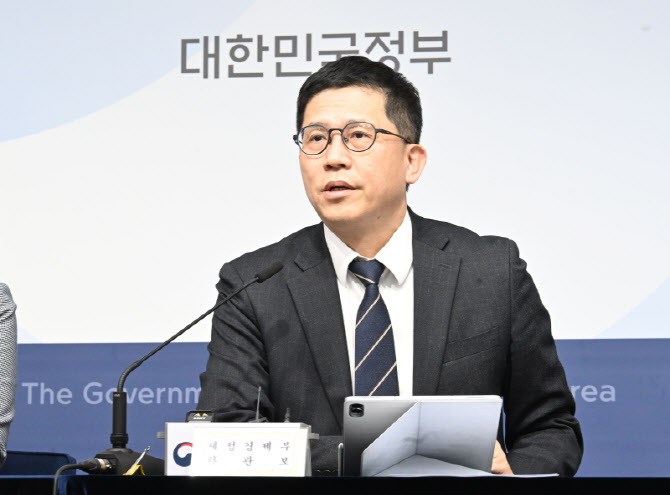 "노트북은 필수재"…정부, '칩플레이션'에 불용 PC 나눔