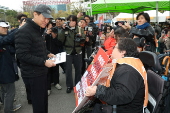 오세훈 시장, 전장연 관계자와 대화