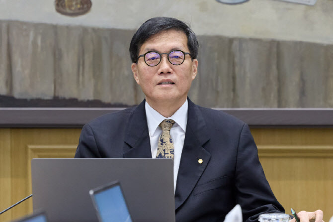 ‘선물은?’ 긴장감 녹인 위트…이 총재 임기 마지막 금통위[금통위스케치]