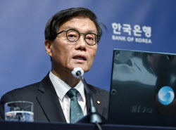 고유가·고환율에 발목 잡힌 한은…기준금리 2.5% 7회 연속 동결(상보)