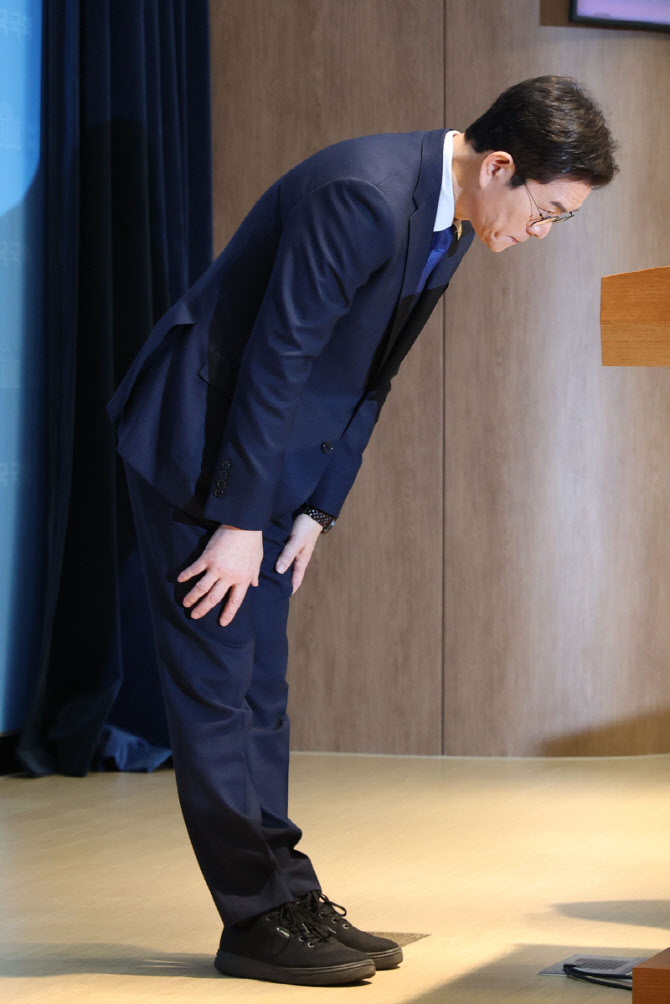 고개숙여 인사하는 정원오 민주당 서울시장 후보                                                                                                                                                     