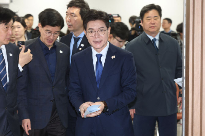 국회 들어서는 정원오 민주당 서울시장 후보                                                                                                                                                         