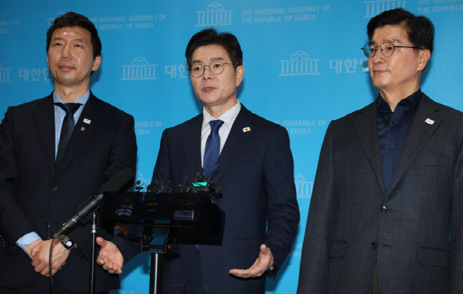 취재진 질문에 답하는 정원오 민주당 서울시장 후보                                                                                                                                                  