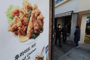 배달하면 이미 3만원인데…치킨값 또 뛰나
