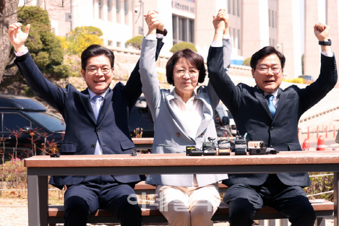 정원오-추미애-박찬대, '손잡고 미소'                                                                                                                                                     