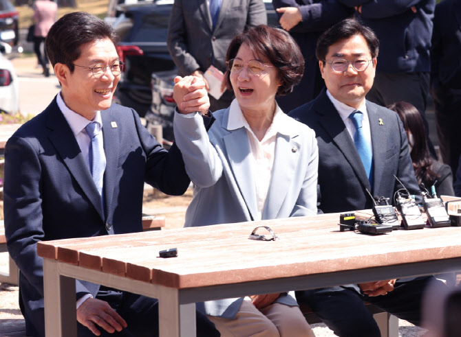 정원오 서울시장 후보 손 잡은 추미애 경기도지사 후보                                                                                                                                               