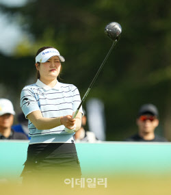 [포토]홍현지,첫 홀 버디 정조준                                                                                                                                                                          