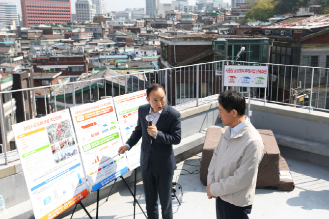 ‘서울형 공공참여 주택사업’  설명듣는 오세훈 시장                                                                                                                                                