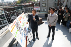 [포토]관계자 설명듣는 오세훈 서울시장                                                                                                                                                                   