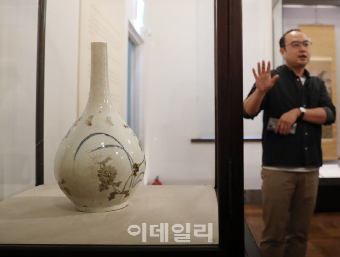  간송미술관, 백자청화철채동채초충난국문병                                                                                                                                                         