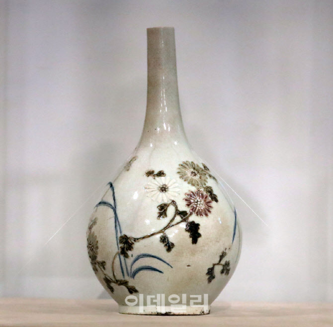  국보 ‘백자청화철채동채초충난국문병’                                                                                                                                                            