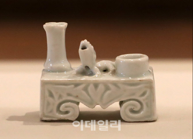  간송미술관, 백자석척뉴향꽂이                                                                                                                                                                     