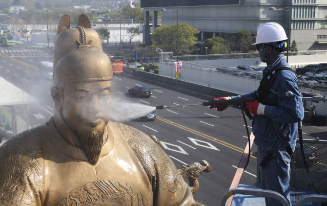  세종대왕 동상, 봄맞이 세척작업                                                                                                                                                                   