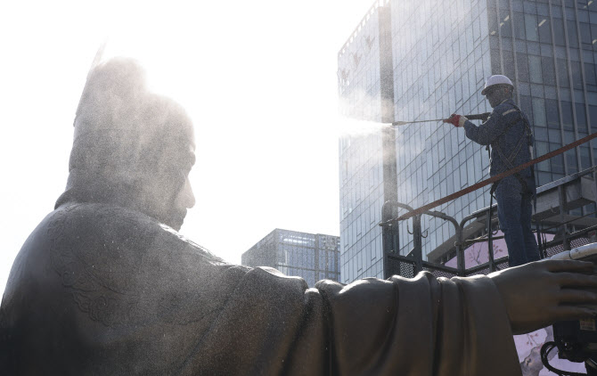  세종대왕 동상, 봄맞이 세척작업                                                                                                                                                                   