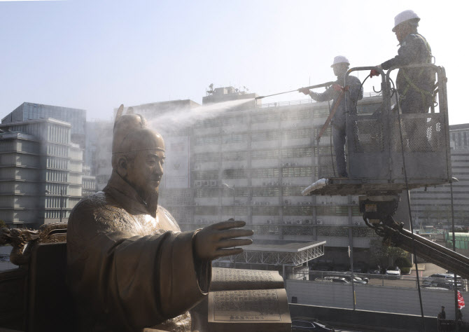  세종대왕 동상, 봄맞이 세척작업                                                                                                                                                                   