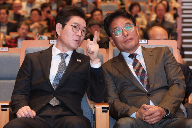 대화하는 정원오 서울시장 후보-정한호 이사장                                                                                                                                                       