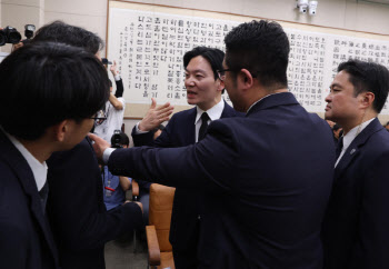 박상용 검사 또 증인선서 거부 ‘퇴장’…與“위증 결심” 野“정당한 권리”