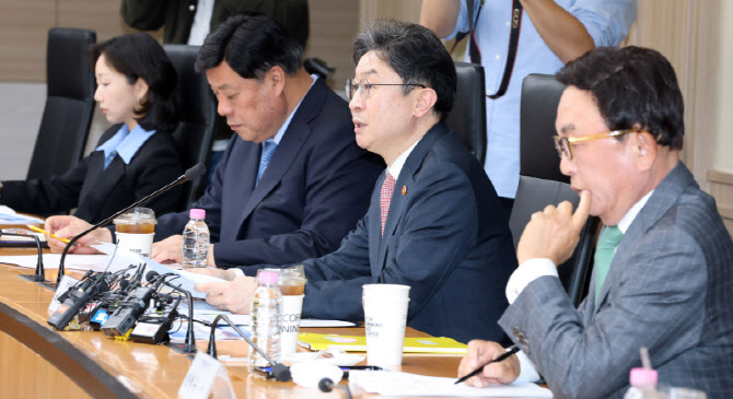 국민성장펀드 2차 전략위원회 주재하는 이억원 금융위원장                                                                                                                                            
