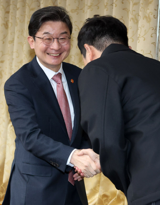 국민성장펀드 공동 전략위원장들과 인사 나누는 이억원 금융위원장                                                                                                                                    