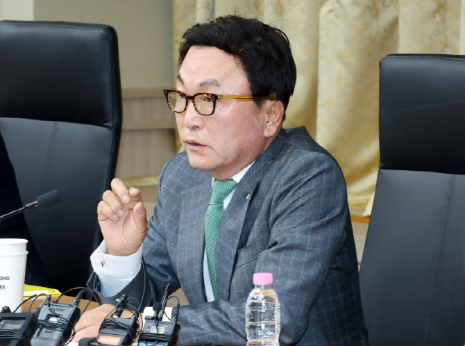 [포토]국민성장펀드 2차 전략위원회에서 발언하는 박현주 미래에셋 회장