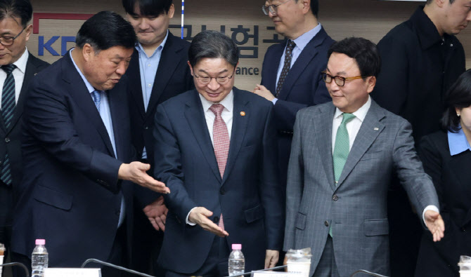 [포토]자리로 향하는 이억원 금융위원장-서정진 셀트리온 회장-박현주 미래에셋 회장