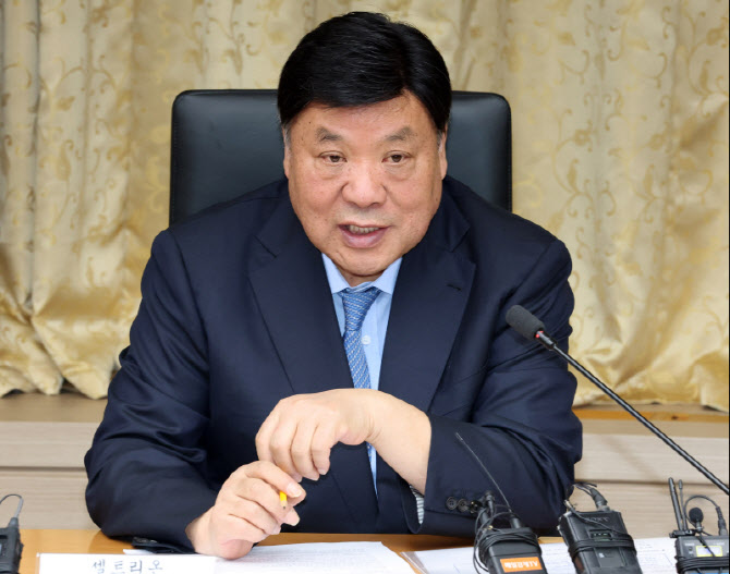 [포토]국민성장펀드 2차 전략위원회에서 발언하는 서정진 셀트리온 회장