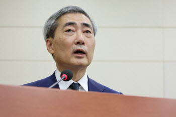 신현송 “실용적 매파 평가, 동의하지 않아…환율 상당히 높은 건 사실”