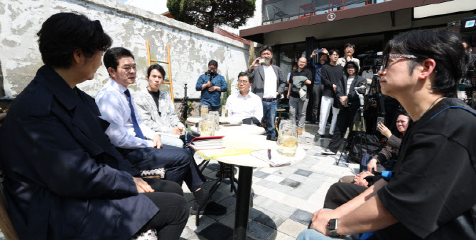 북촌 상인들 만난 정원오 민주당 서울시장 후보                                                                                                                                                      