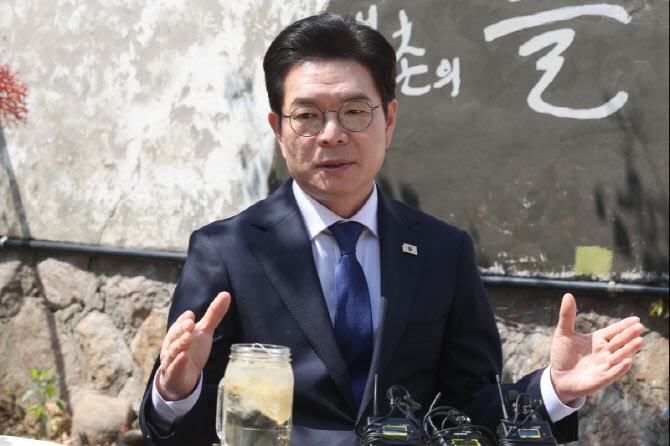 북촌 상인들에게 인사말하는 정원오 민주당 서울시장 후보                                                                                                                                            