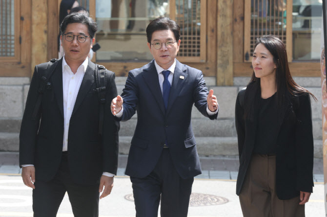 후보 측 관계자들과 북촌을 걷는 정원오                                                                                                                                                             