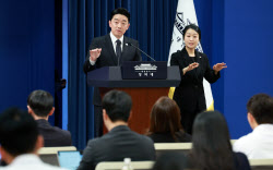 靑 "원유 2억7300만배럴·나프타 210만톤 추가 도입"