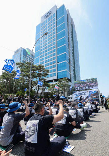 현대차 본사에 모인 금속노조…"정의선 회장 교섭 안 나오면 총파업"