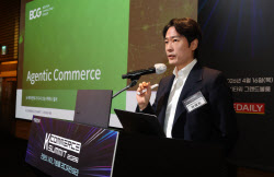 [포토] 이데일리 K-COMMERCE Summit 찾은 안태희 보스톤컨설팅그룹코리아 MD파트너                                                                                                                           