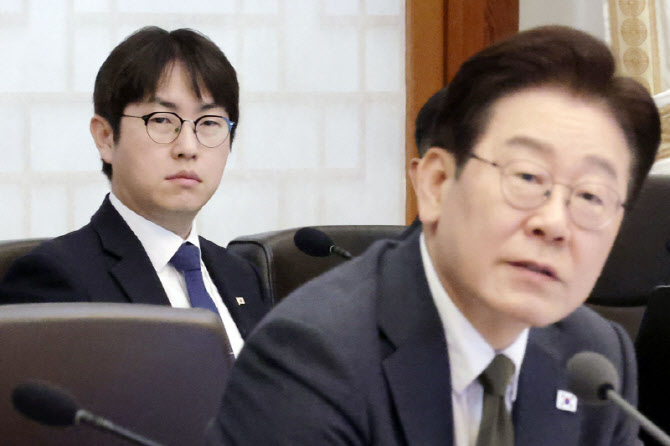 '출마 러브콜' 하정우 "다음 주말 지나면 거취 말할 것"